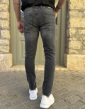 Ανδρικό τζιν παντελόνι σε slim μοντέρνα γραμμή που κλείνει με κουμπιά.