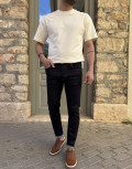 Ανδρικό τζιν παντελόνι σε slim μοντέρνα γραμμή που κλείνει με κουμπιά.