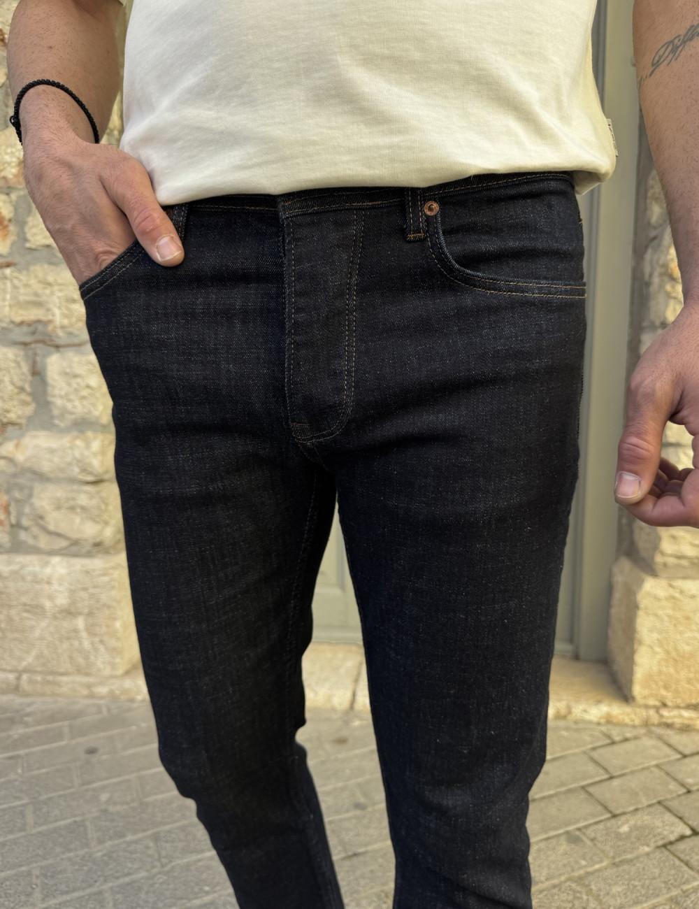 Ανδρικό τζιν παντελόνι σε slim μοντέρνα γραμμή που κλείνει με κουμπιά.