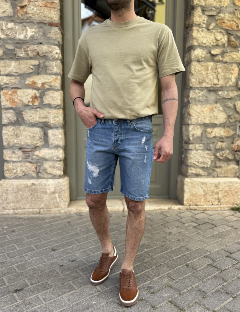 Ανδρική τζιν βερμούδα με σκισίματα.