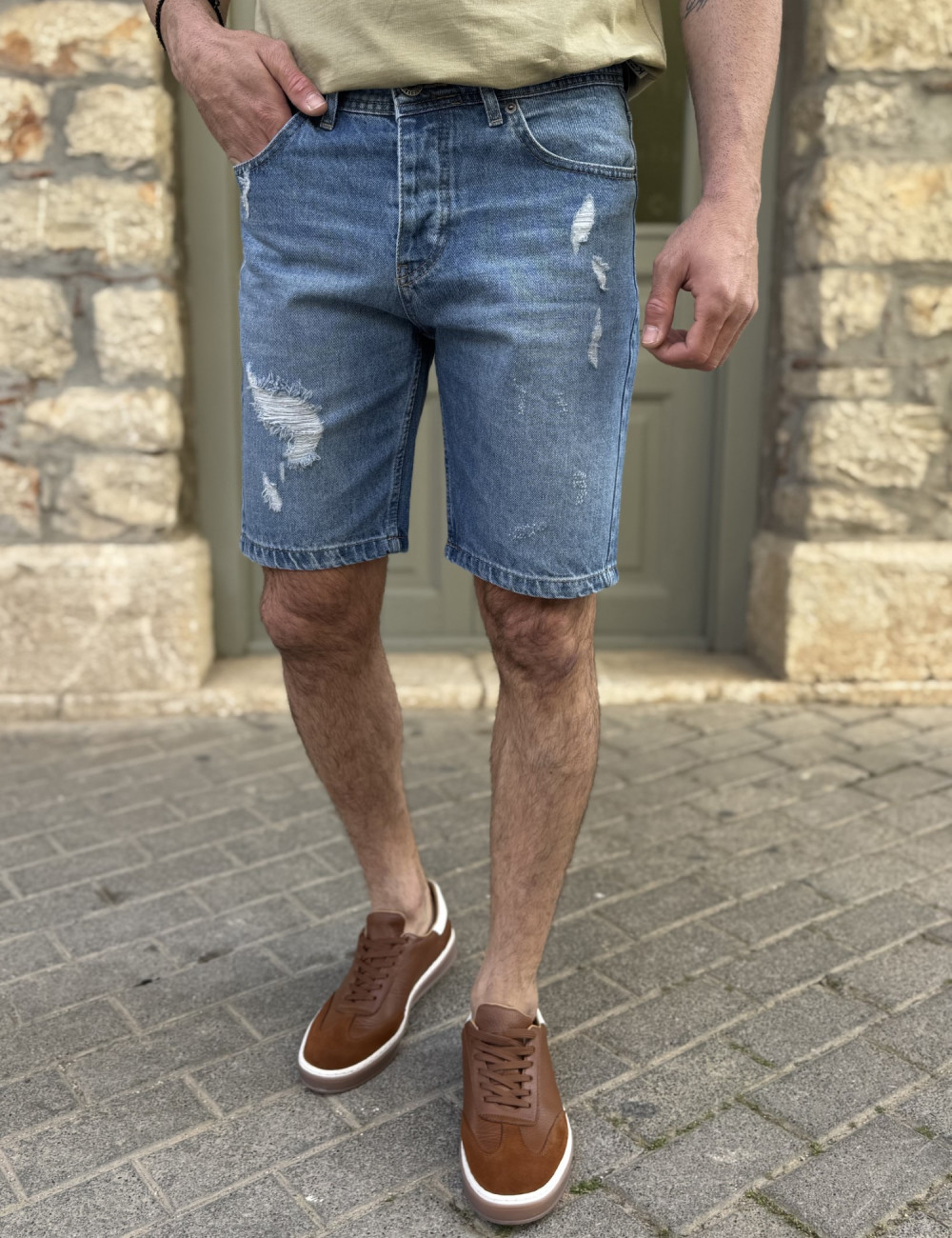 Ανδρική τζιν βερμούδα με σκισίματα.