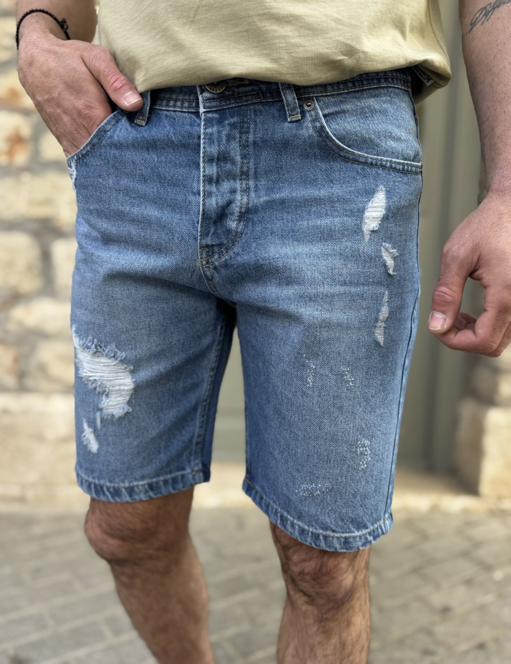 Ανδρική τζιν βερμούδα με σκισίματα.