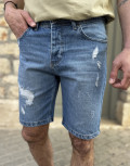 Ανδρική τζιν βερμούδα με σκισίματα.