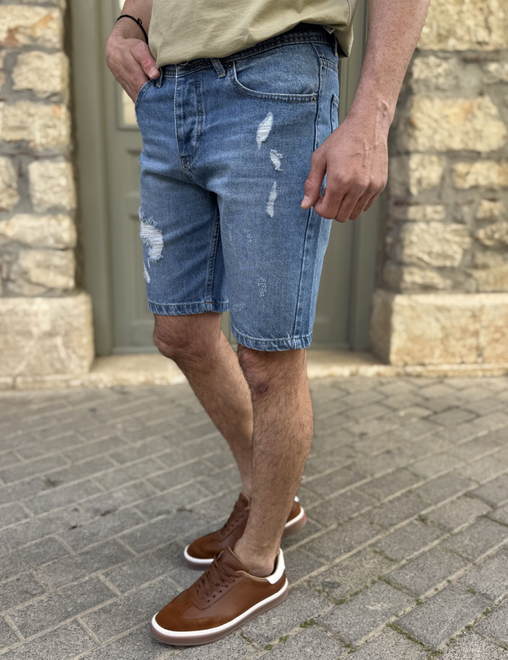 Ανδρική τζιν βερμούδα με σκισίματα.