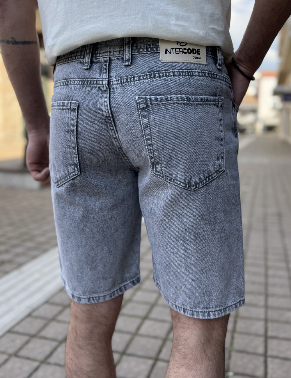 Ανδρική τζιν βερμούδα σε loose γραμμή.