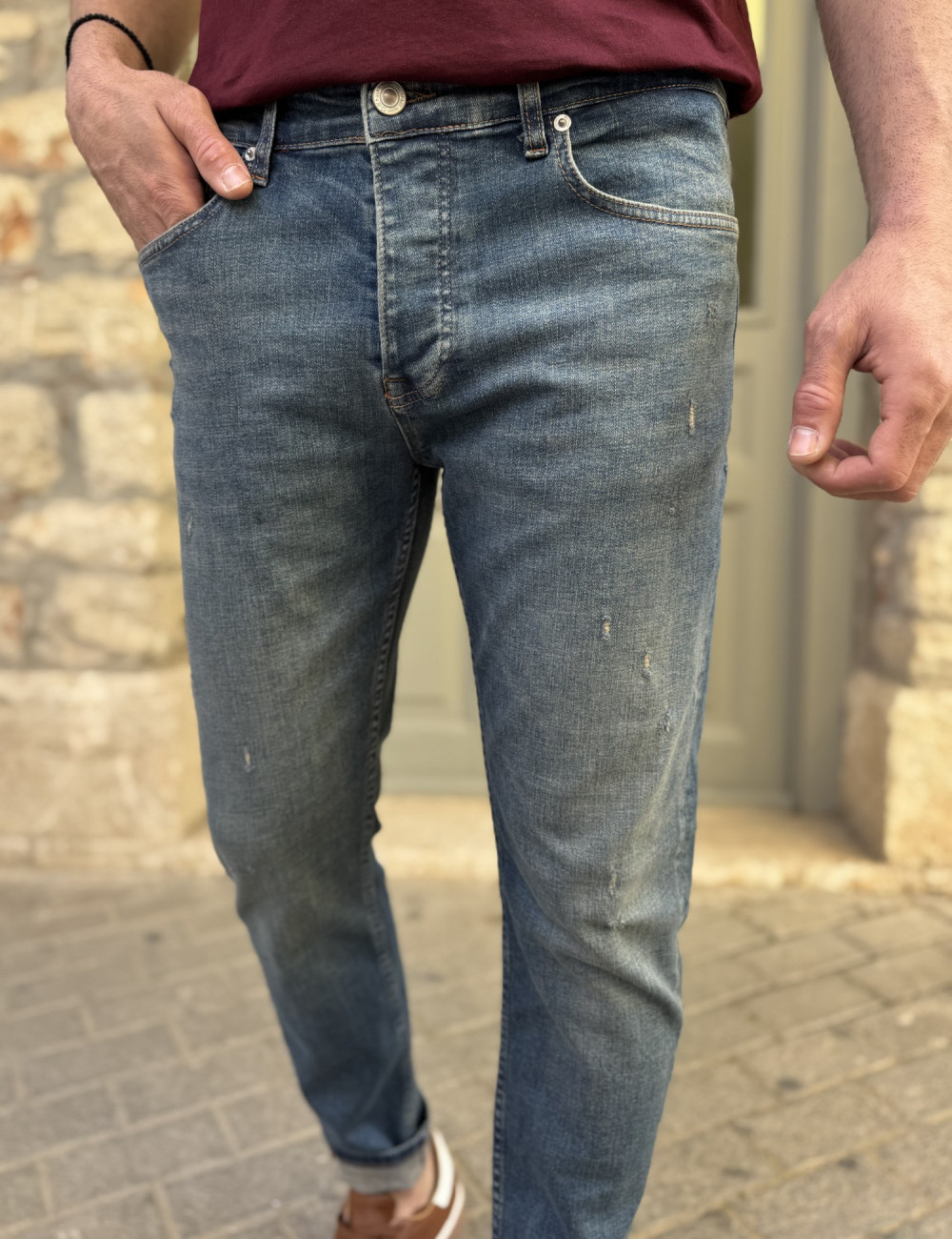 Ανδρικό τζιν παντελόνι σε slim μοντέρνα γραμμή που κλείνει με κουμπιά.