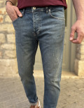 Ανδρικό τζιν παντελόνι σε slim μοντέρνα γραμμή που κλείνει με κουμπιά.