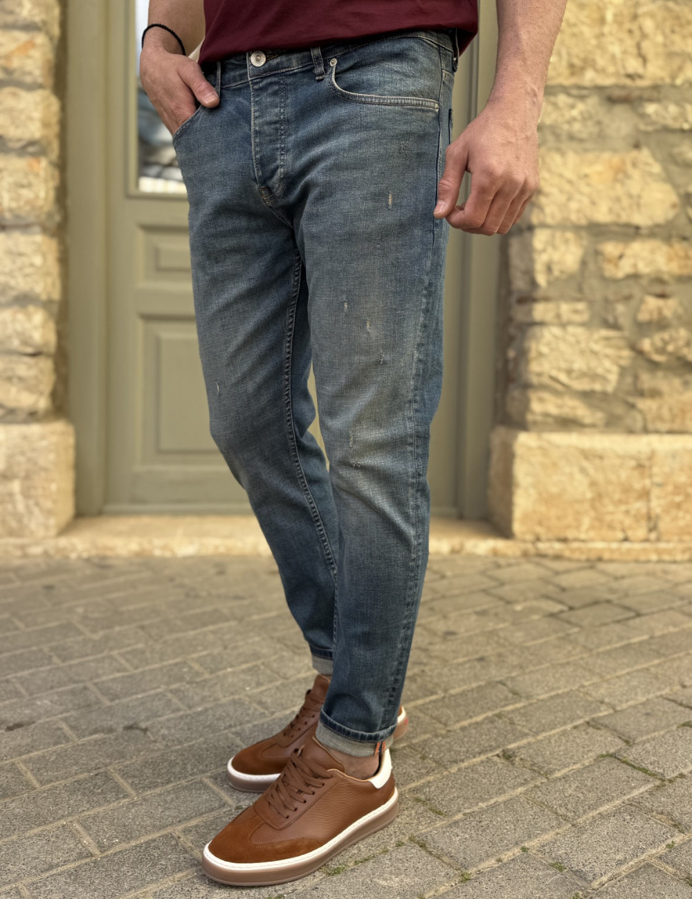Ανδρικό τζιν παντελόνι σε slim μοντέρνα γραμμή που κλείνει με κουμπιά.