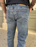 Ανδρικό τζιν παντελόνι σε slim μοντέρνα γραμμή που κλείνει με κουμπιά.