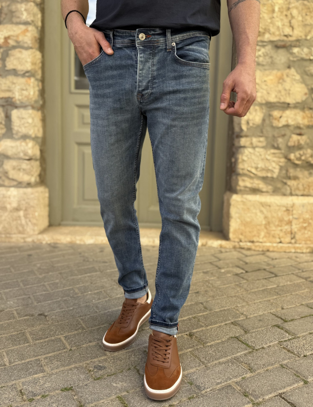 Ανδρικό τζιν παντελόνι σε slim μοντέρνα γραμμή που κλείνει με κουμπιά.