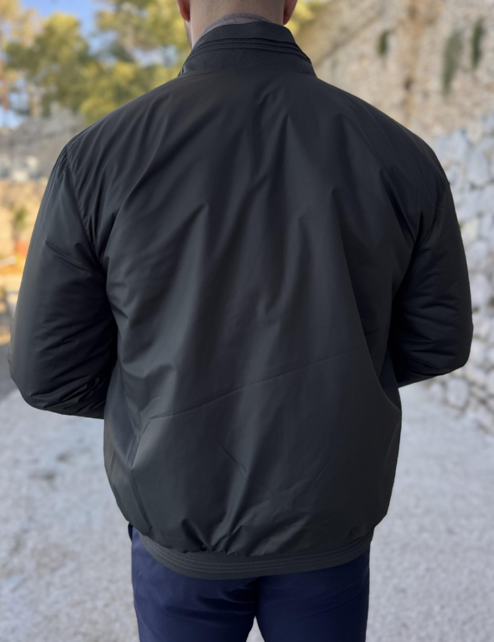 Ανδρικό μπουφάν μονόχρωμο διπλής όψεως, ιδανικό για καθημερινές εμφανίσεις.