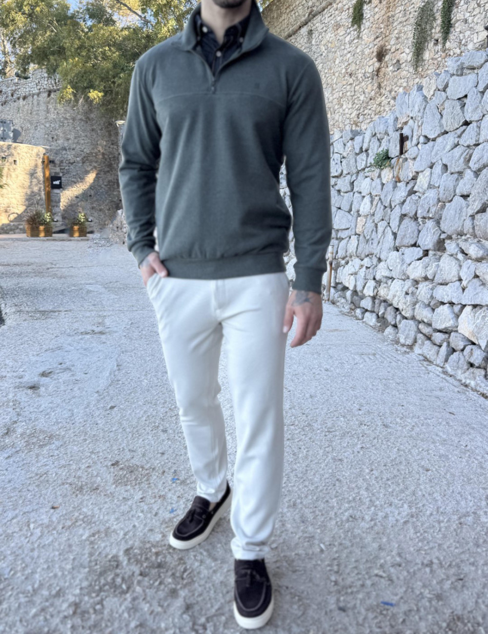 Ανδρικό μακρυμάνικο πουλόβερ με μισό φερμουάρ.