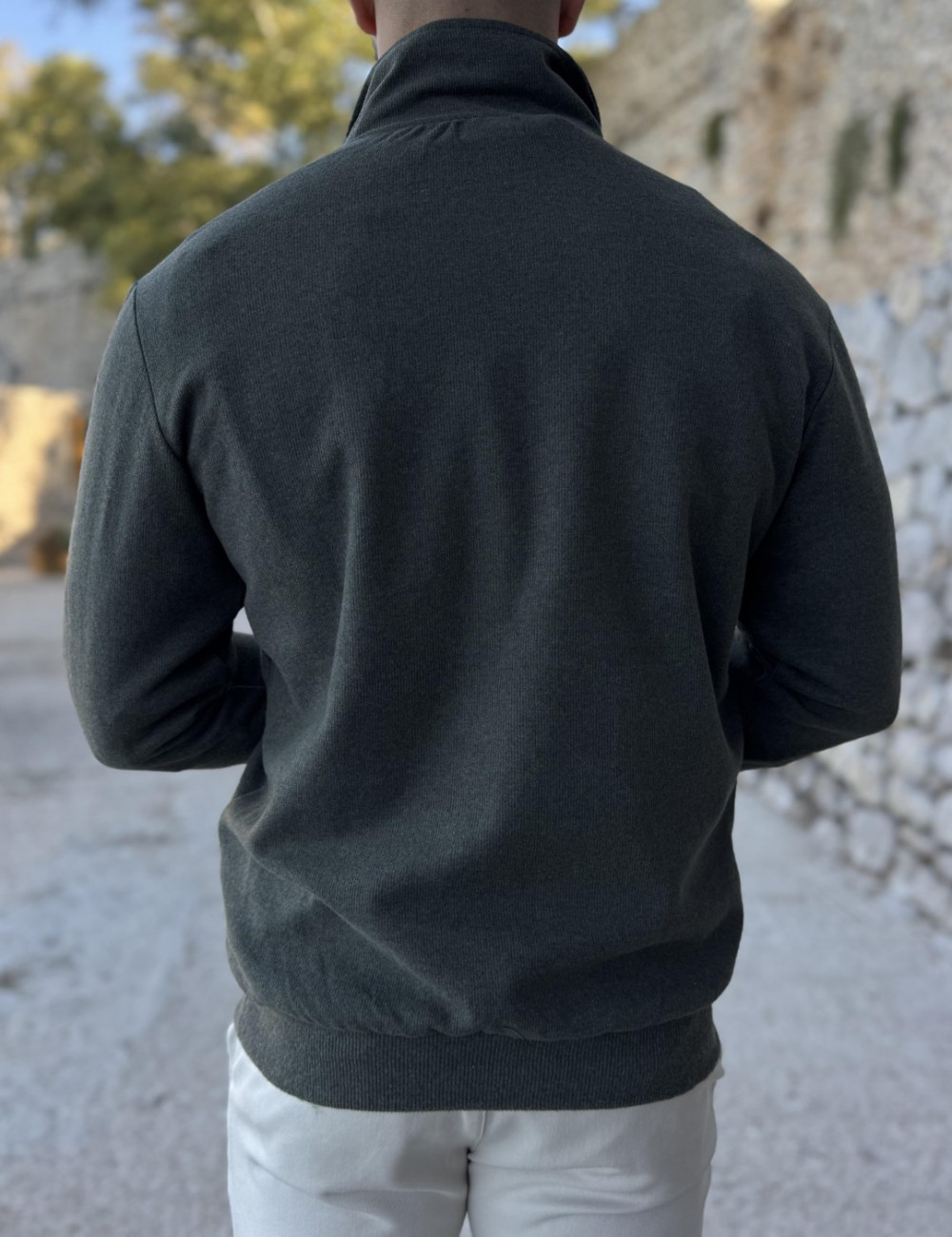 Ανδρικό μακρυμάνικο πουλόβερ με μισό φερμουάρ.