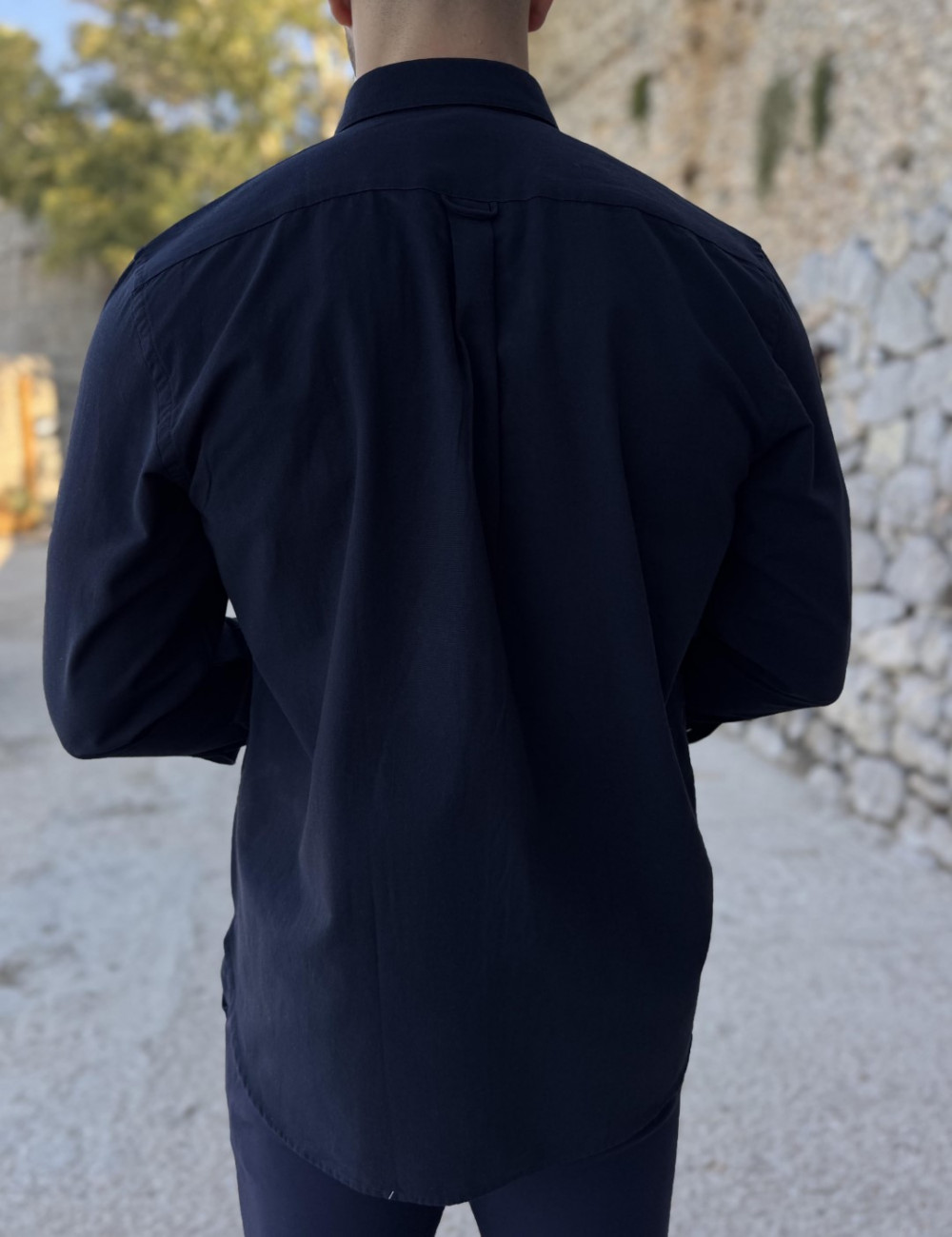 Ανδρικό πουκάμισο που διαθέτει γιακά κολάρο, κλείσιμο με κουμπιά, έχει ανάγλυφο σχέδιο με το λογότυπο της εταιρείας.