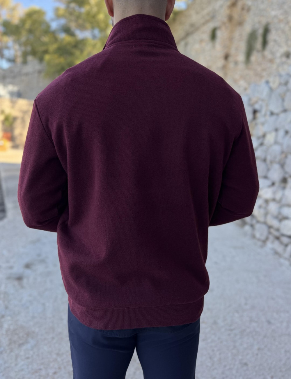 Ανδρικό μακρυμάνικο πουλόβερ με μισό φερμουάρ.
