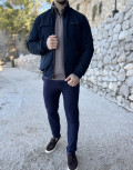 Ανδρικό μπουφάν μονόχρωμο διπλής όψεως, ιδανικό για καθημερινές εμφανίσεις.