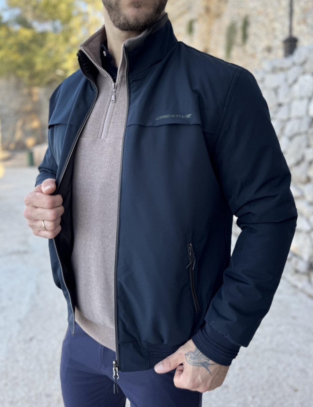 Ανδρικό μπουφάν μονόχρωμο διπλής όψεως, ιδανικό για καθημερινές εμφανίσεις.