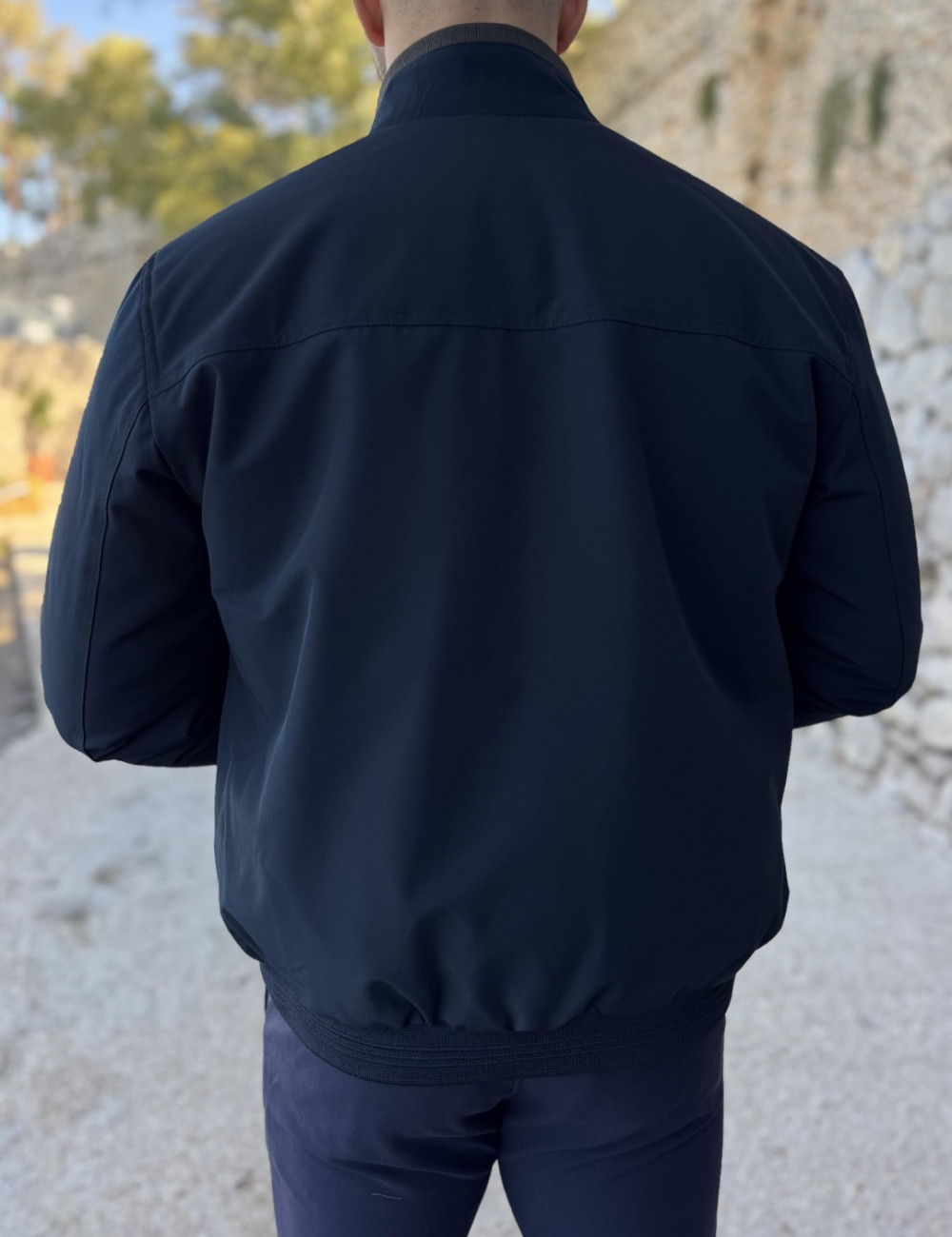 Ανδρικό μπουφάν μονόχρωμο διπλής όψεως, ιδανικό για καθημερινές εμφανίσεις.