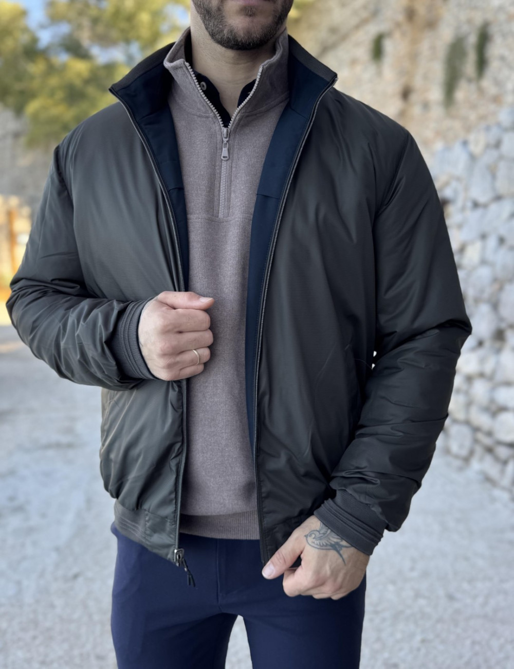 Ανδρικό μπουφάν μονόχρωμο διπλής όψεως, ιδανικό για καθημερινές εμφανίσεις.
