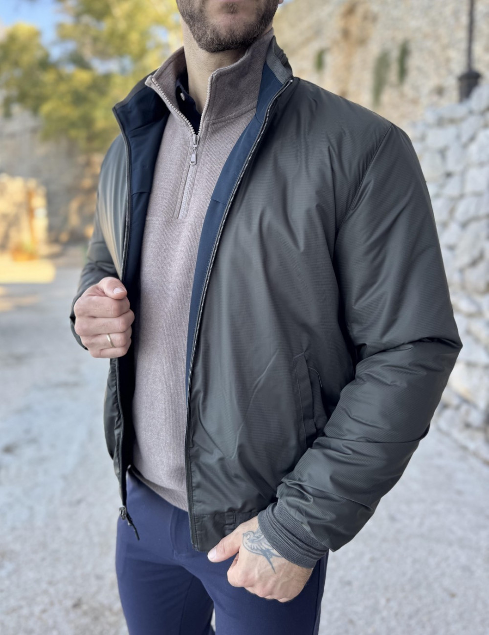 Ανδρικό μπουφάν μονόχρωμο διπλής όψεως, ιδανικό για καθημερινές εμφανίσεις.