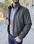 Ανδρικό μπουφάν μονόχρωμο διπλής όψεως, ιδανικό για καθημερινές εμφανίσεις.