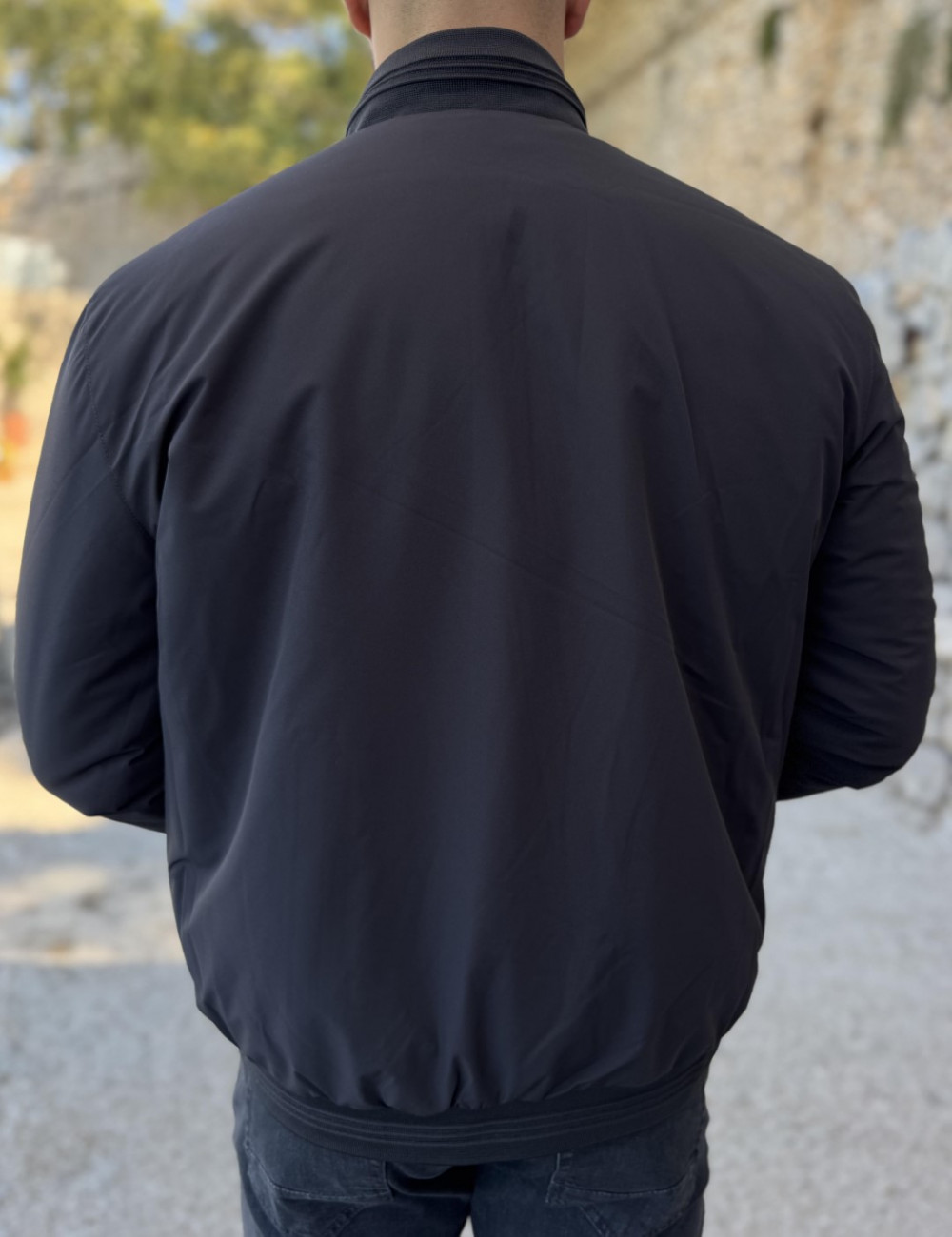 Ανδρικό μπουφάν μονόχρωμο διπλής όψεως, ιδανικό για καθημερινές εμφανίσεις.