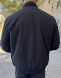 Ανδρικό μπουφάν μονόχρωμο διπλής όψεως, ιδανικό για καθημερινές εμφανίσεις.