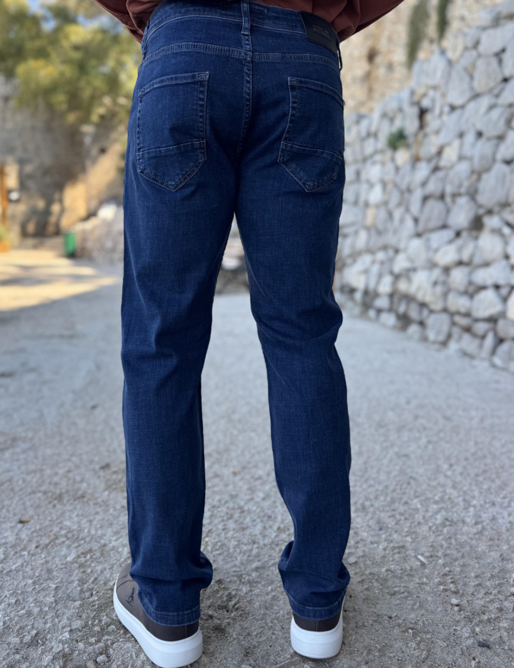 Ανδρικό τζιν παντελόνι που κλείνει με φερμουάρ.