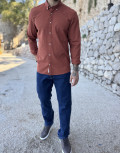 Ανδρικό πουκάμισο που διαθέτει γιακά κολάρο, κλείσιμο με κουμπιά, έχει ριπ ύφανση και ανάγλυφο σχέδιο με το λογότυπο της εταιρείας.