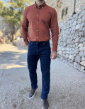 Ανδρικό τζιν παντελόνι που κλείνει με φερμουάρ.