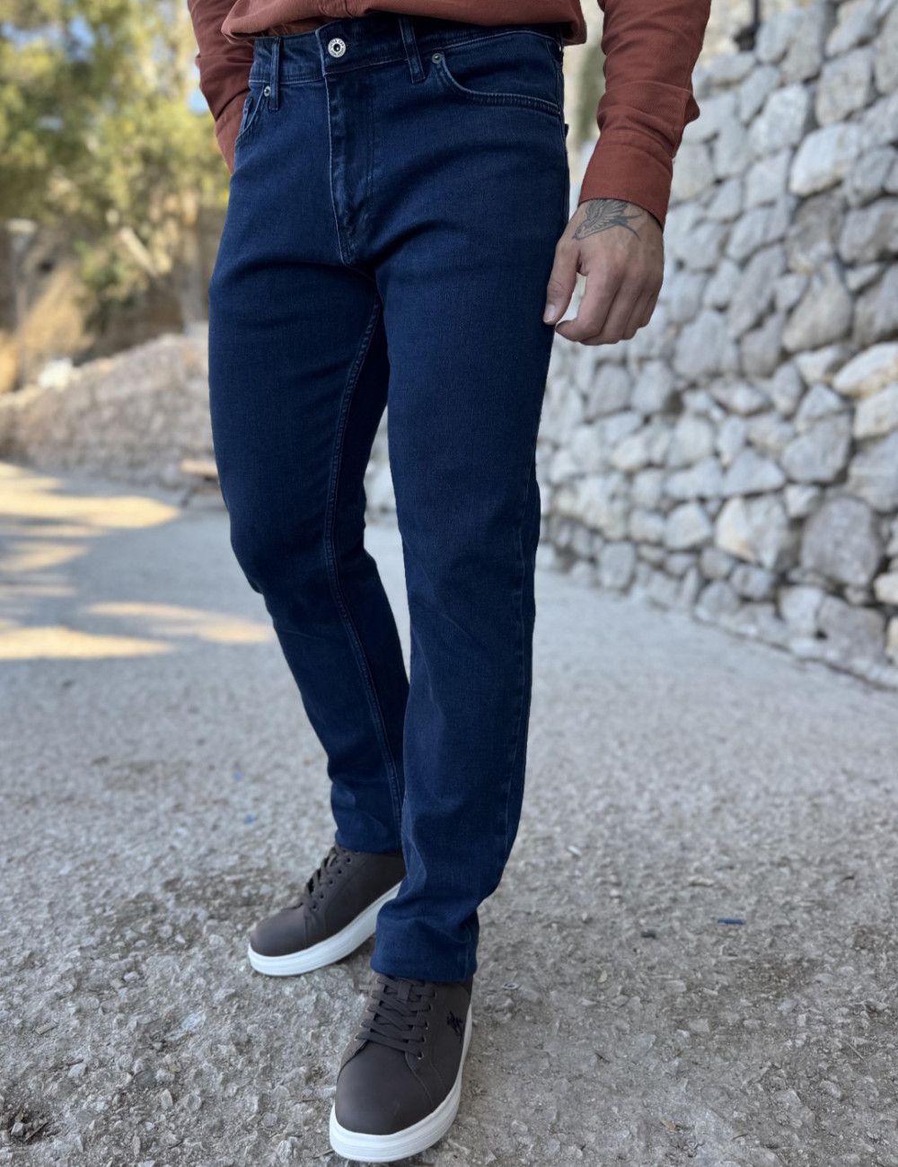 Ανδρικό τζιν παντελόνι που κλείνει με φερμουάρ.