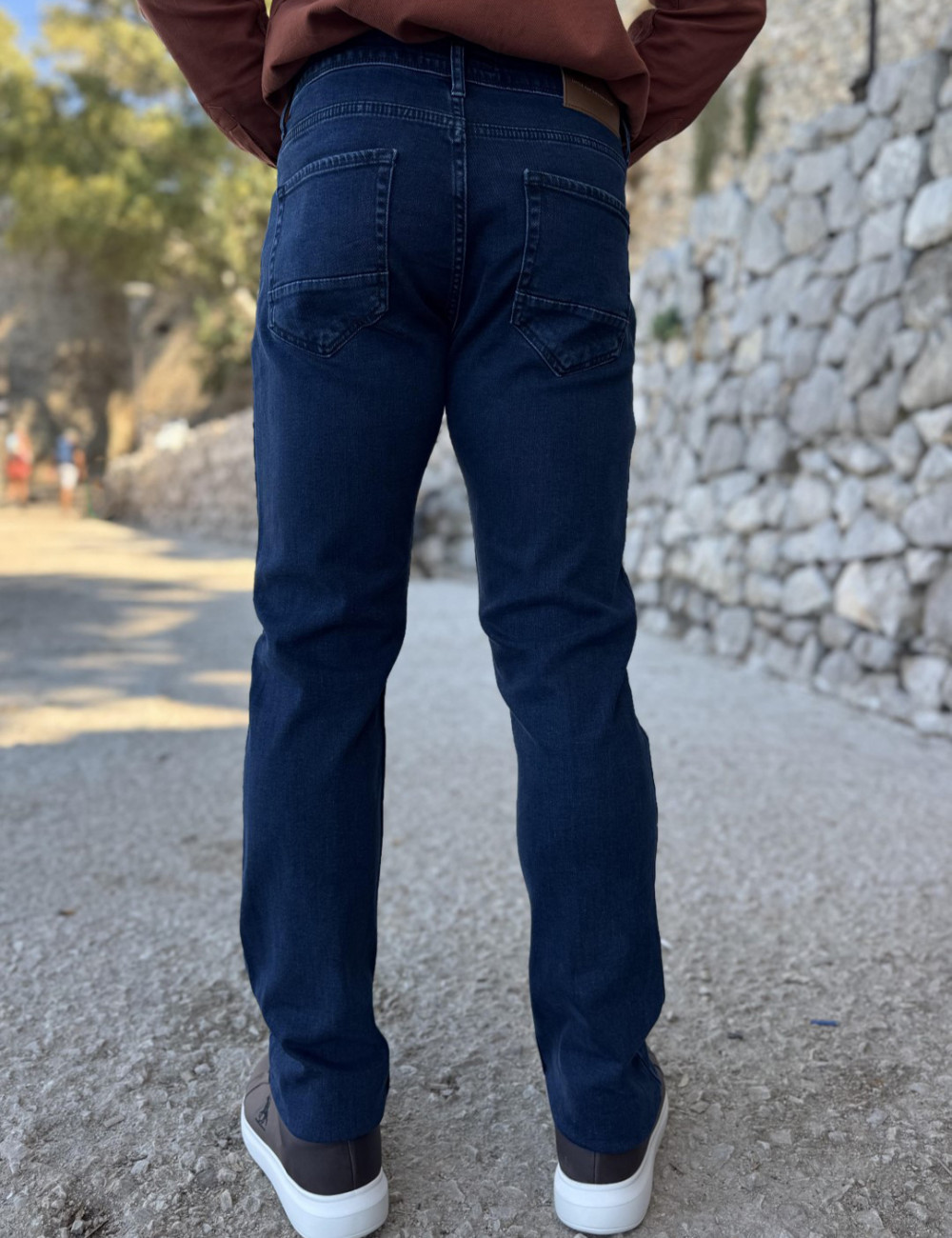 Ανδρικό τζιν παντελόνι που κλείνει με φερμουάρ.
