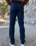 Ανδρικό τζιν παντελόνι που κλείνει με φερμουάρ.