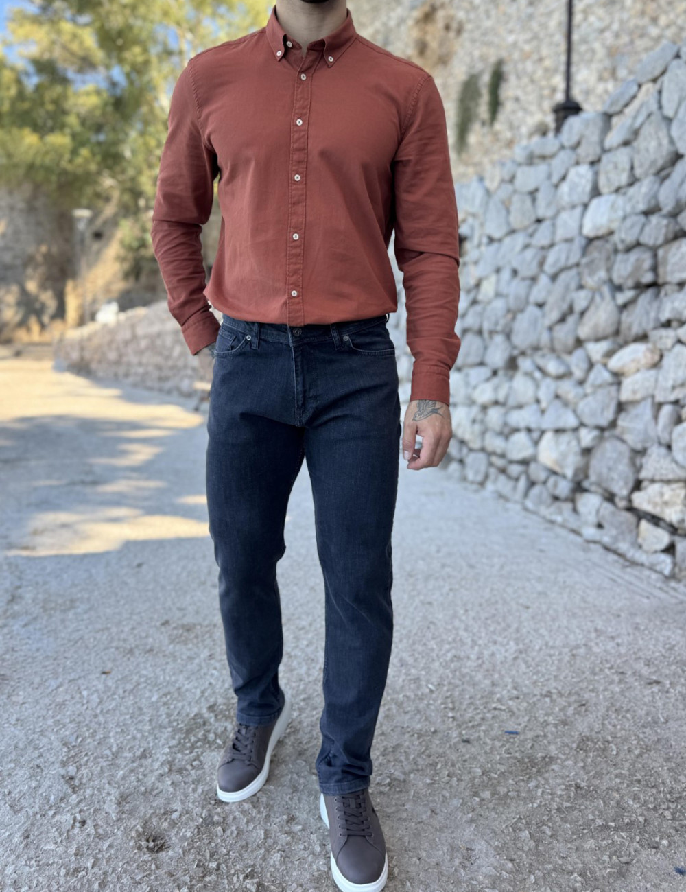 Ανδρικό τζιν παντελόνι που κλείνει με φερμουάρ.