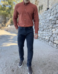 Ανδρικό τζιν παντελόνι που κλείνει με φερμουάρ.