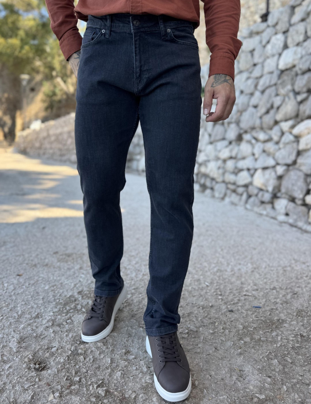 Ανδρικό τζιν παντελόνι που κλείνει με φερμουάρ.