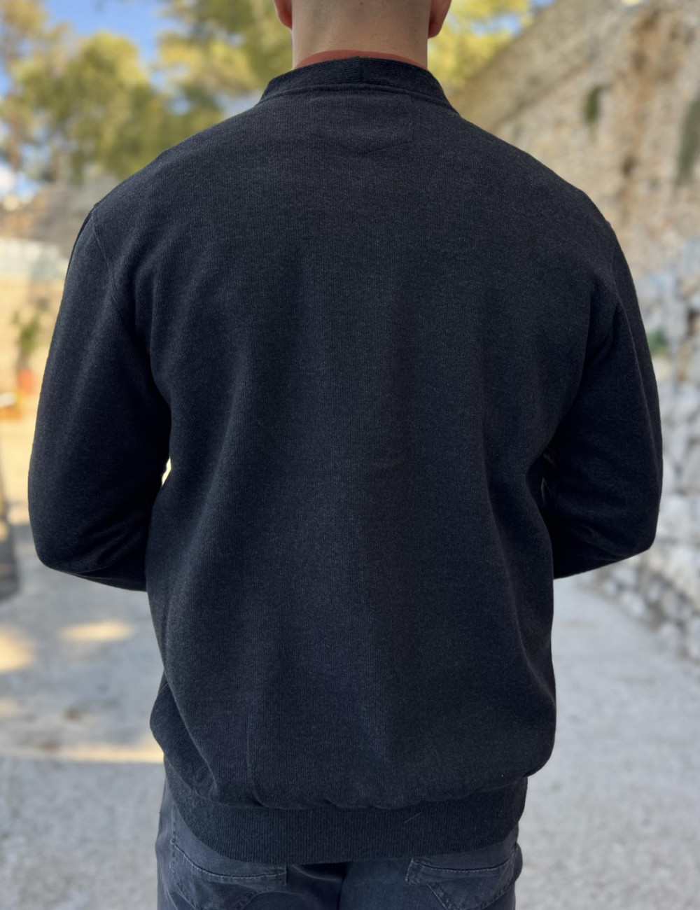 Ανδρική μακρυμάνικη ζακέτα.