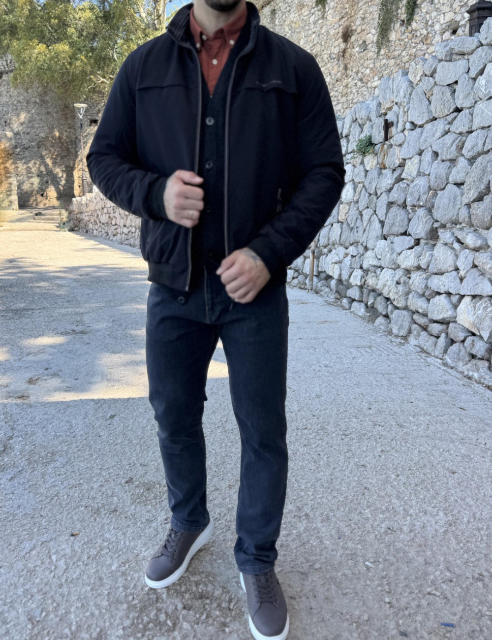 Ανδρικό μπουφάν μονόχρωμο διπλής όψεως, ιδανικό για καθημερινές εμφανίσεις.