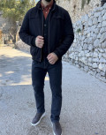 Ανδρικό μπουφάν μονόχρωμο διπλής όψεως, ιδανικό για καθημερινές εμφανίσεις.