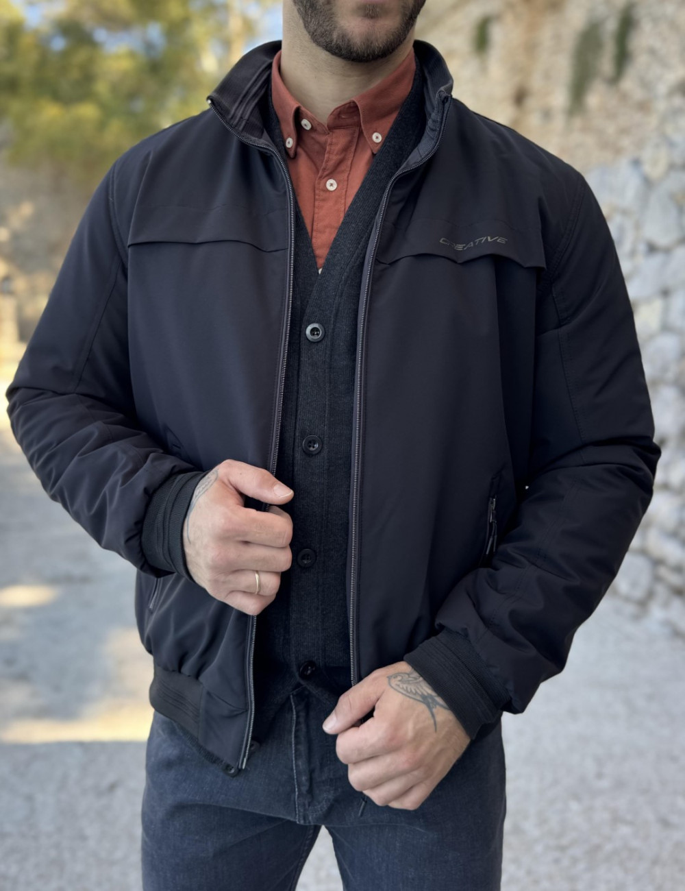 Ανδρικό μπουφάν μονόχρωμο διπλής όψεως, ιδανικό για καθημερινές εμφανίσεις.