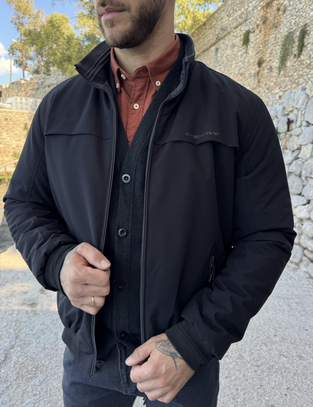 Ανδρικό μπουφάν μονόχρωμο διπλής όψεως, ιδανικό για καθημερινές εμφανίσεις.