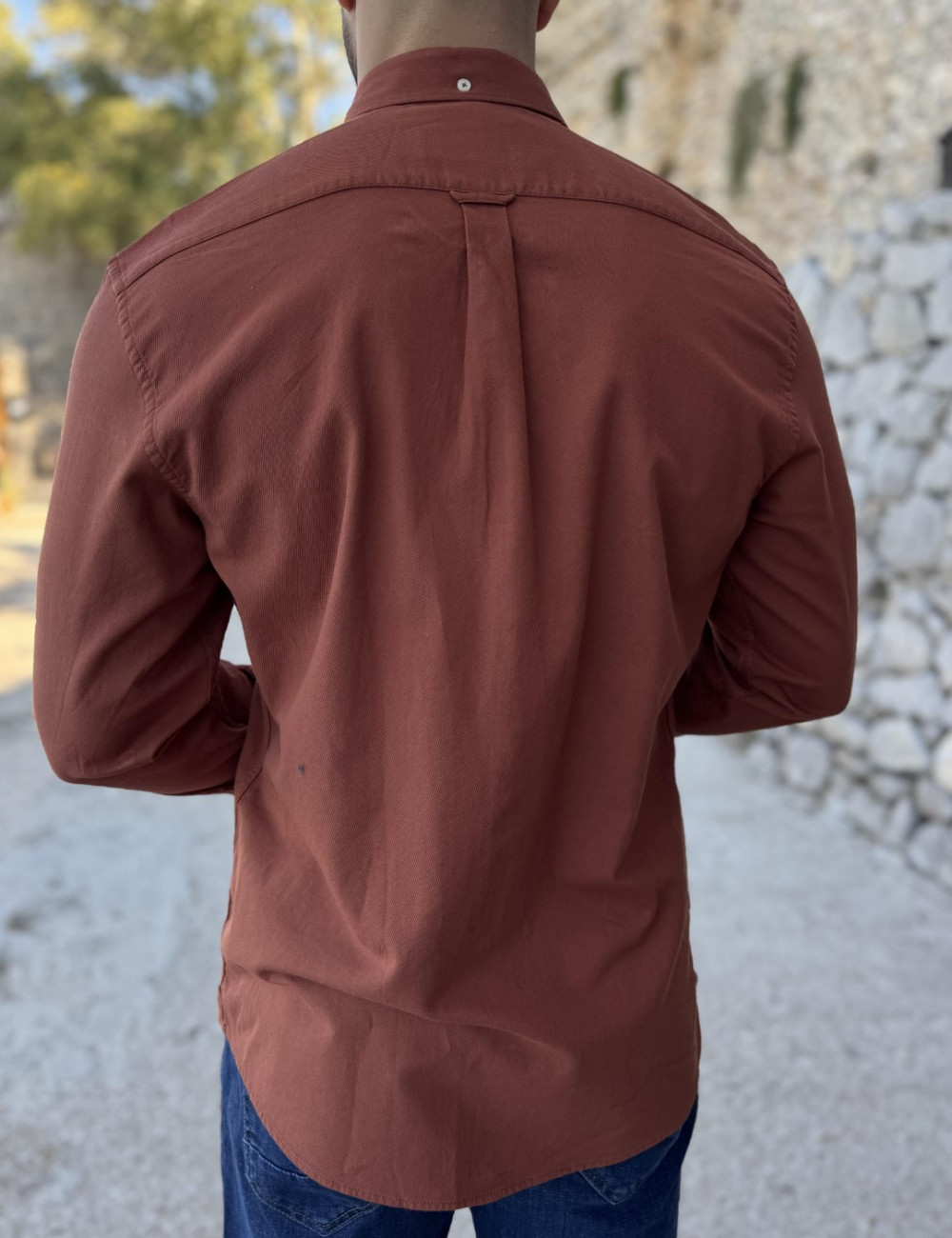 Ανδρικό πουκάμισο που διαθέτει γιακά κολάρο, κλείσιμο με κουμπιά, έχει ριπ ύφανση και ανάγλυφο σχέδιο με το λογότυπο της εταιρείας.