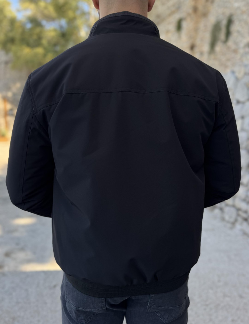 Ανδρικό μπουφάν μονόχρωμο διπλής όψεως, ιδανικό για καθημερινές εμφανίσεις.