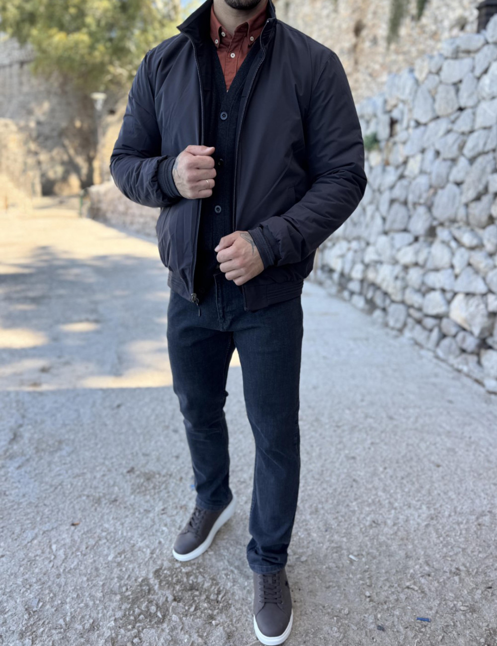 Ανδρικό μπουφάν μονόχρωμο διπλής όψεως, ιδανικό για καθημερινές εμφανίσεις.