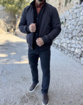 Ανδρικό μπουφάν μονόχρωμο διπλής όψεως, ιδανικό για καθημερινές εμφανίσεις.