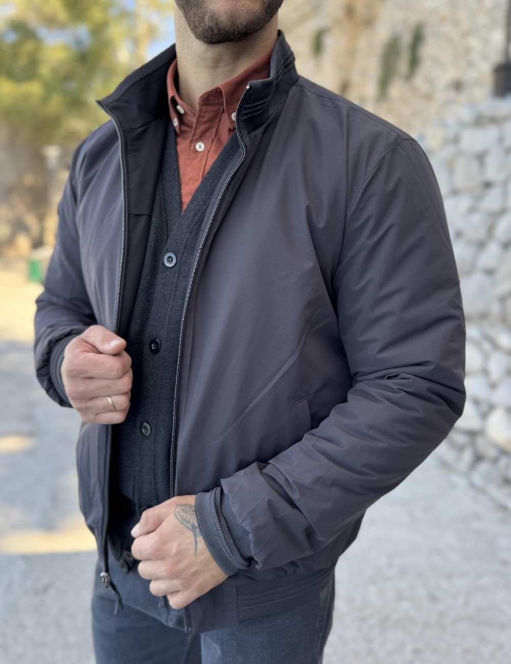 Ανδρικό μπουφάν μονόχρωμο διπλής όψεως, ιδανικό για καθημερινές εμφανίσεις.
