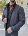Ανδρικό μπουφάν μονόχρωμο διπλής όψεως, ιδανικό για καθημερινές εμφανίσεις.