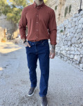 Ανδρικό τζιν παντελόνι που κλείνει με φερμουάρ.