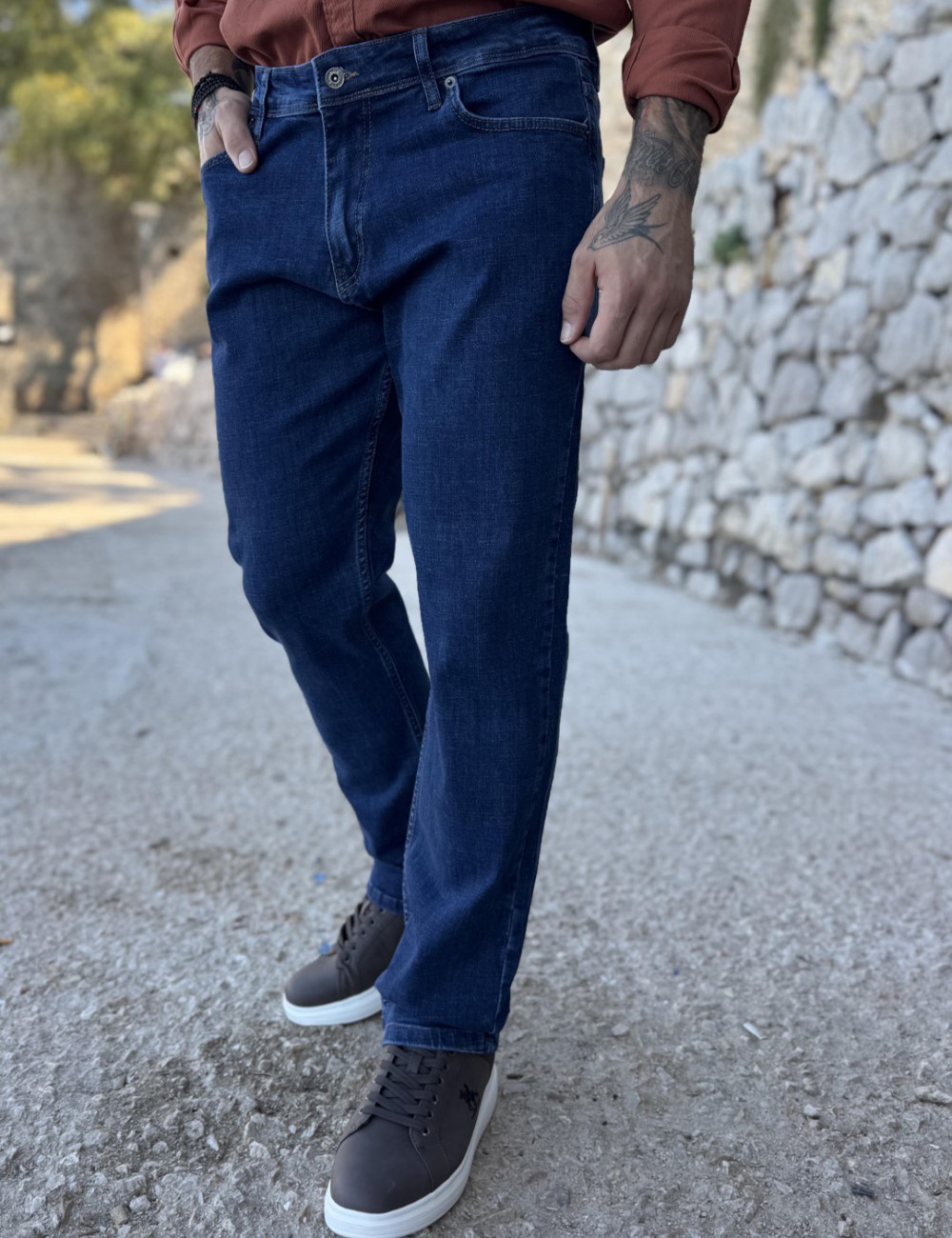 Ανδρικό τζιν παντελόνι που κλείνει με φερμουάρ.