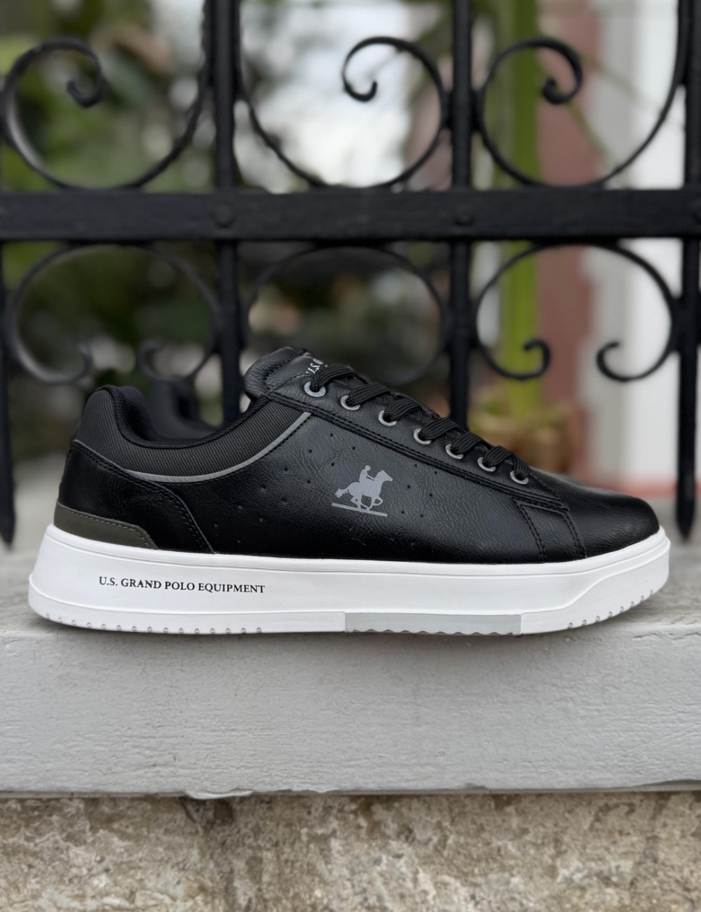 Ανδρικά χαμηλά Casual Sneakers κατασκευασμένα απο δερματίνη  άριστης ποιότητας.